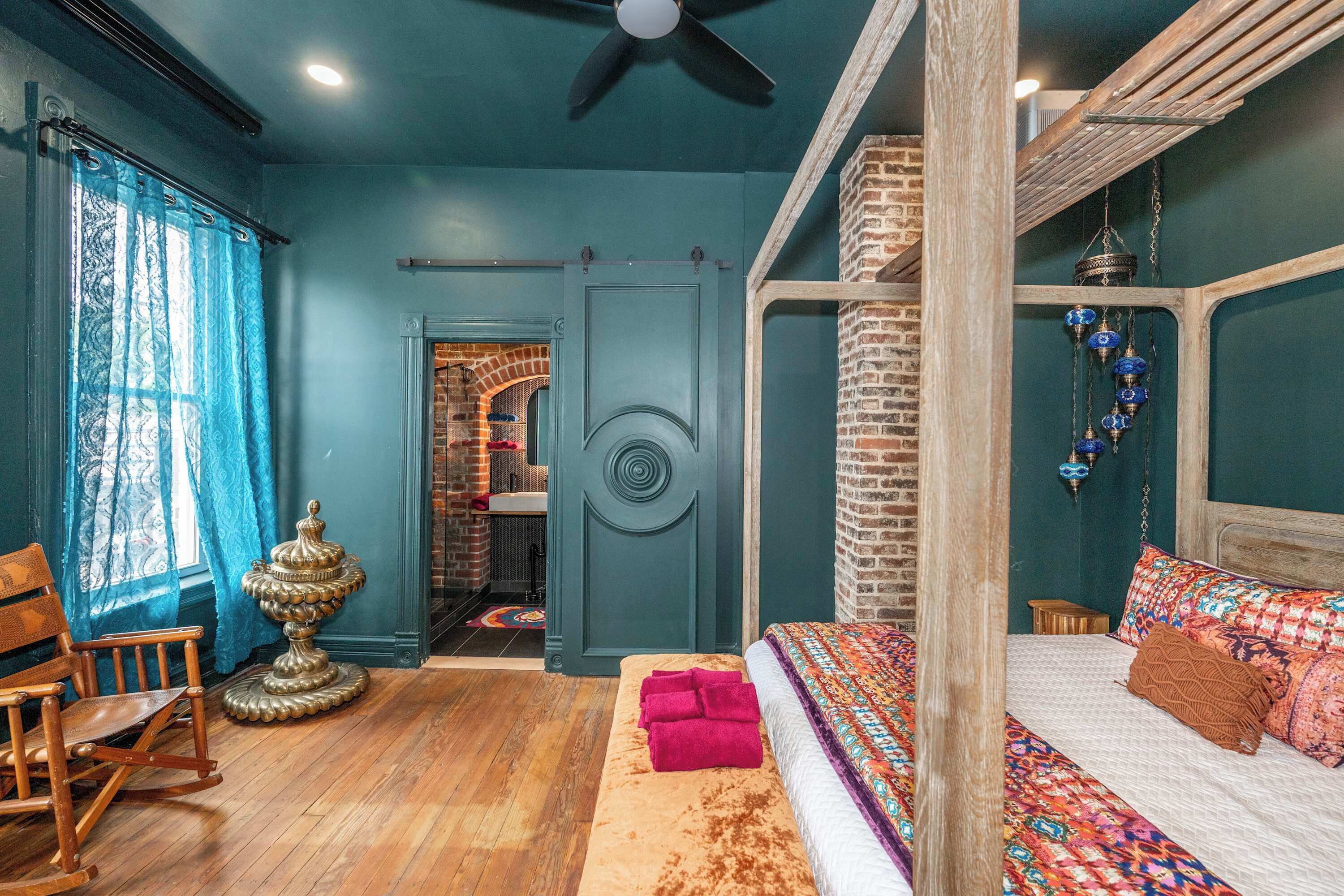 شقة - سرير ملكي - بمطبخ (Timeless on Main 2) | 1 غرفة نوم وبديكورات فريدة لكل غرفة وطراز فريد لكل وحدة