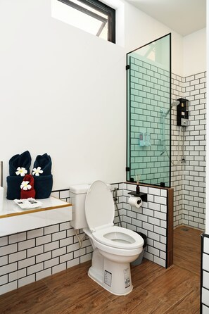 Een douche, een haardroger, handdoeken, zeep