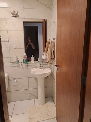 تجهيزات دش، مناشف، صابون، ورق حمّام