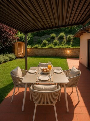 Outdoor dining - Stunning Loft nestled in the Tuscan countryside 15 minutes walk from the center. (Toscana)