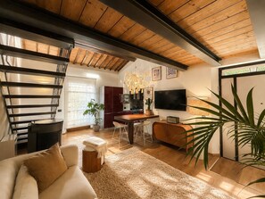 TV - Stunning Loft nestled in the Tuscan countryside 15 minutes walk from the center. (Toscana)