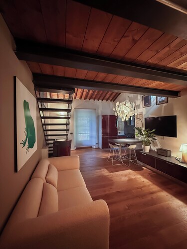 Stunning Loft nestled in the Tuscan countryside 15 minutes walk from the center.