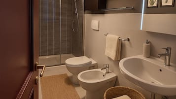 Haartrockner, Bidet, Handtücher, Seife
