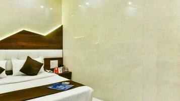 مكتب ومساحة عمل للكمبيوتر المحمول وتجهيزات عازلة للصوت وواي فاي مجانًا