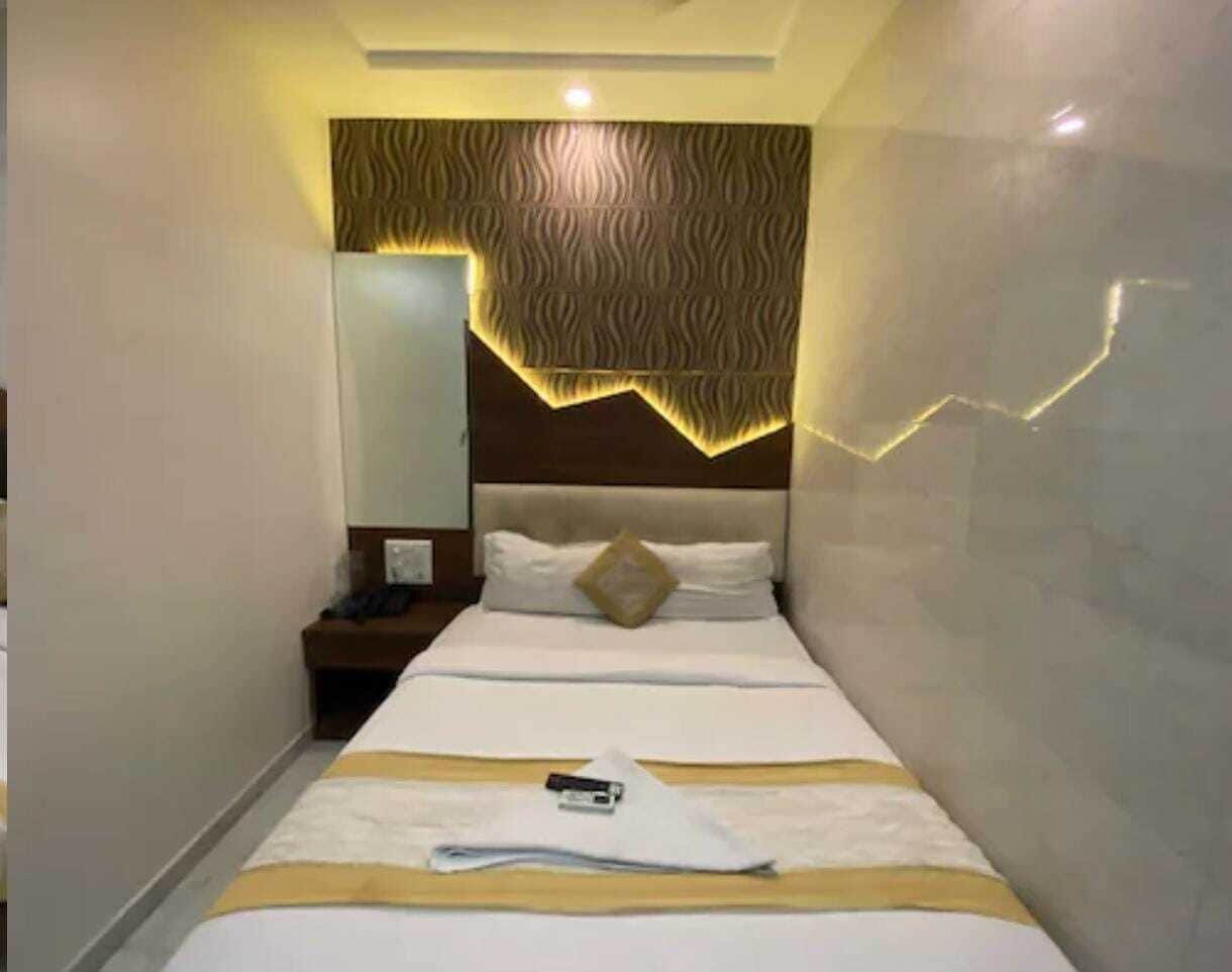 办公桌、笔记本电脑工作区、隔音、免费 WiFi