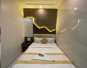 Meja kerja, ruang kerja ramah laptop, dan Wi-Fi gratis