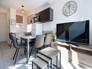 House | Dining - Family Home With Pool Near Beach (Sérignan)