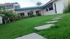 Una casa moderna con un césped cuidado y un camino que lleva a la entrada.