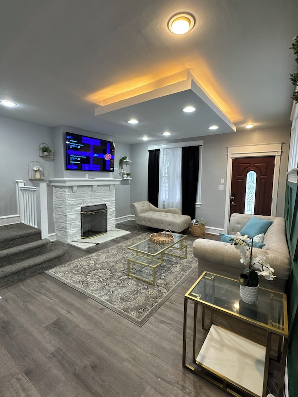 House, Garden View | Living area | 65-inch Smart TV with satellite channels, Netflix, Hulu - Orchard Way (Yeadon)