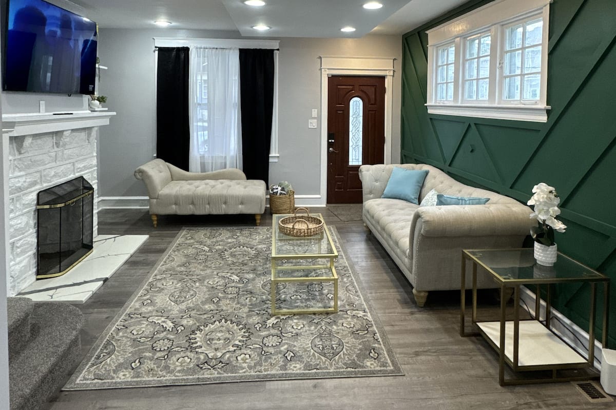 独立别墅, 花园景观 | 起居区 | 65-英寸智能电视(配备卫星频道)、Netflix、Hulu