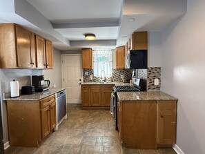 Casa, vista giardino | Cucina privata | Macchina per tè/caffè, bollitore elettrico