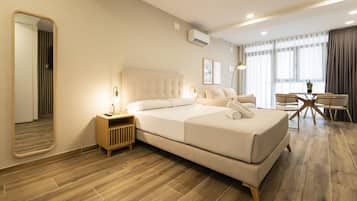 Een strijkplank/strijkijzer, beddengoed