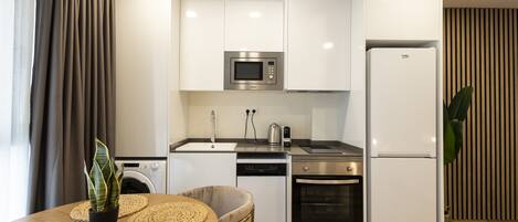 Jääkaappi, mikroaaltouuni, uuni, astianpesukone