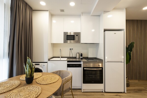 Réfrigérateur, micro-ondes, four, lave-vaisselle