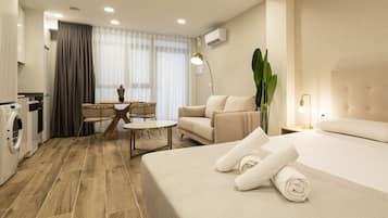 Iron/ironing board, bed sheets