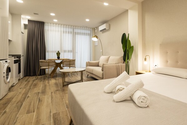 Iron/ironing board, bed sheets