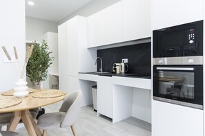 Kylskåp, mikrovågsugn, ugn och diskmaskin
