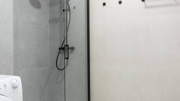 Douche, sĂšche-cheveux, serviettes fournies