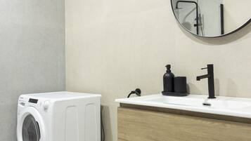 Dusch, hårtork och handdukar