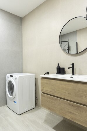 Dusch, hårtork och handdukar