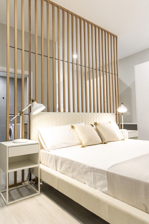 Iron/ironing board, bed sheets