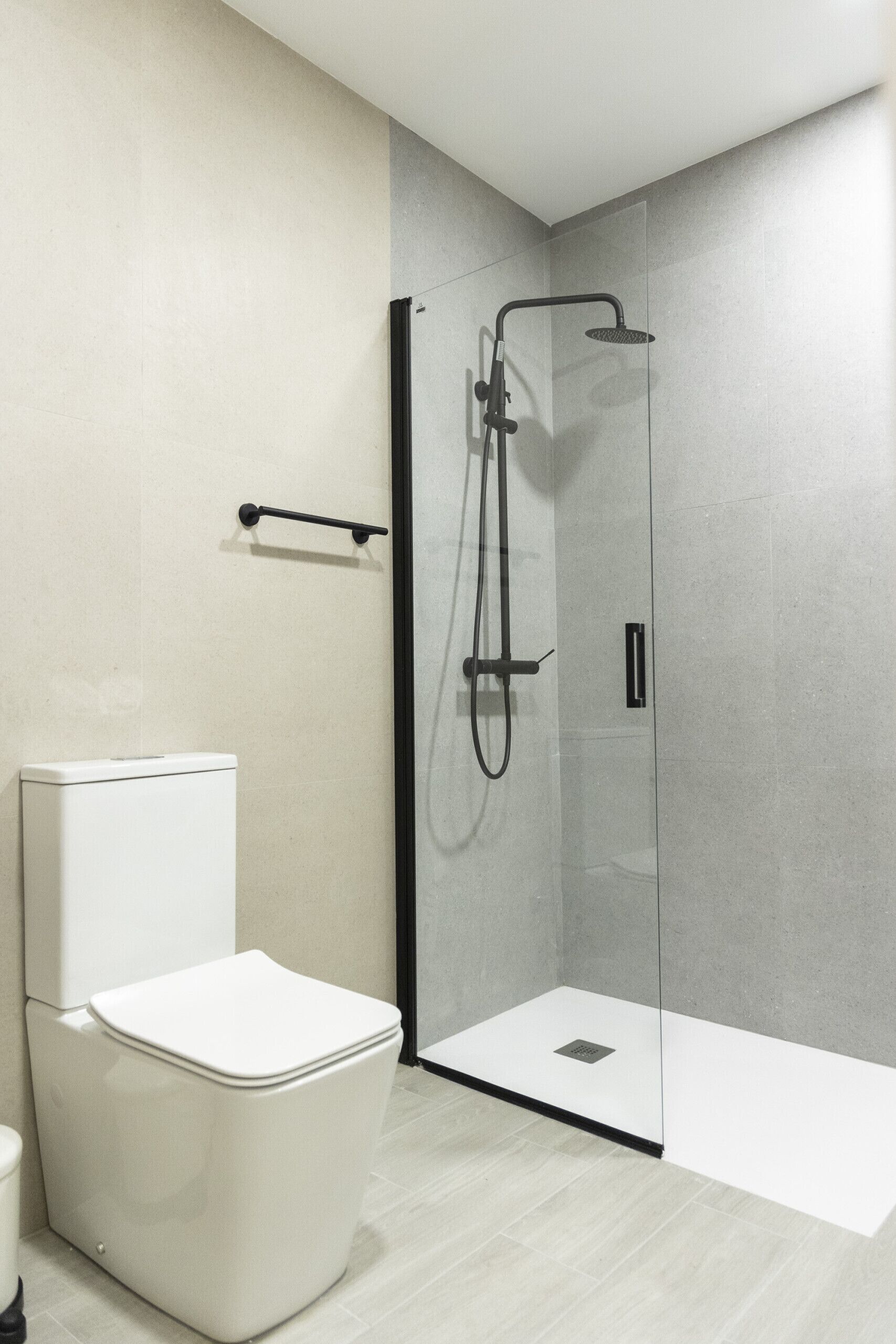 Een douche, een haardroger, handdoeken