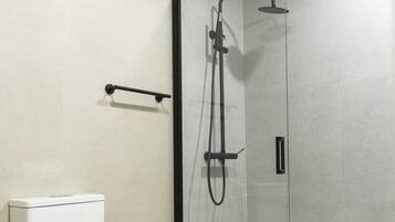Een douche, een haardroger, handdoeken