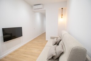 TV - Bedtime Suites 2 by Concept Flats (Valencia)