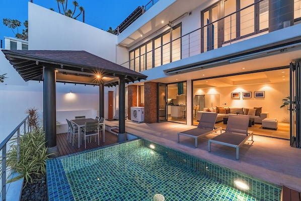 Una piscina al aire libre