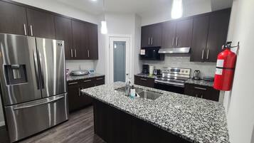 Micro-ondes, four, plaque de cuisson, lave-vaisselle