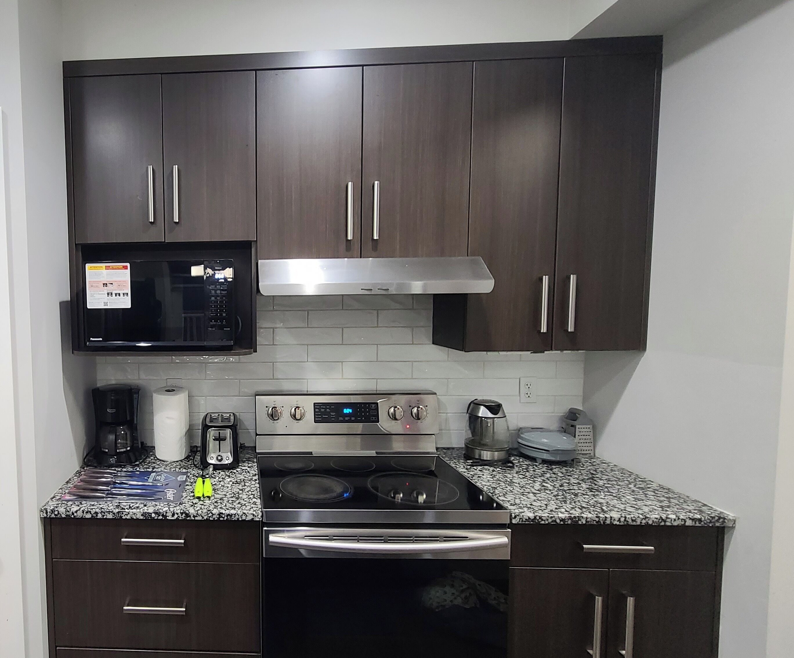 Mikrobølgeovn, ovn, kokeplater og oppvaskmaskin