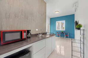 冷蔵庫、電子レンジ、コンロ、コーヒー / ティーメーカー