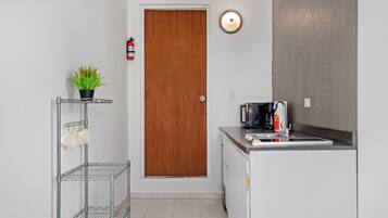 Kühlschrank, Mikrowelle, Herdplatte, Wasserkocher mit Kaffee-/Teezubehör