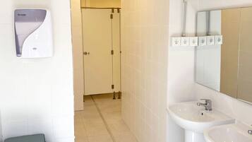 Een haardroger, handdoeken