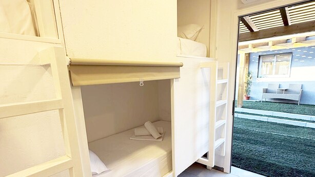 1 bedroom, bed sheets - Single capsule in room of 16 capsules (El Palmar de Vejer)