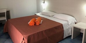 In-room safe, desk, blackout curtains, soundproofing - Hotel Alba D'Amore (Lampedusa)