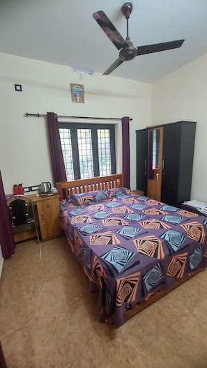 4 bedrooms, iron/ironing board, internet, bed sheets