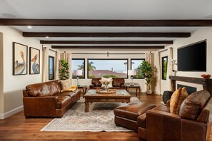 Televisión, chimenea, oficina