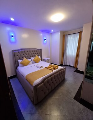 Iron/ironing board, bed sheets