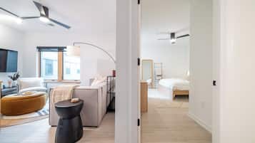 套房, 1 張加大雙人床, 非吸煙房 | 遮光窗簾/窗簾、免費 Wi-Fi、床單