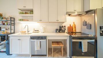 Suite, 1 Bedroom, Non Smoking | Private kitchen