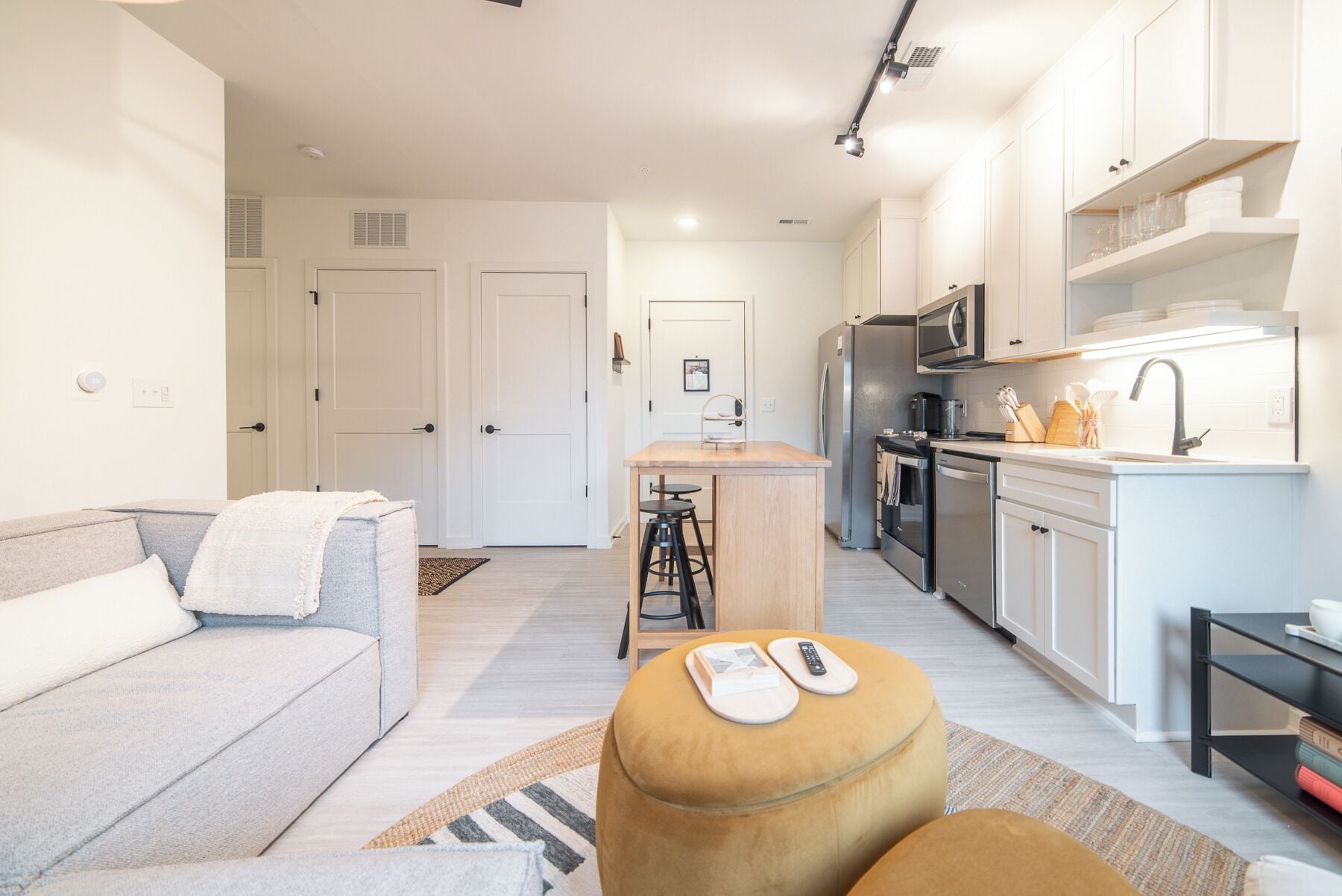 Suite, 1 Queen Bed, Non Smoking | Living area