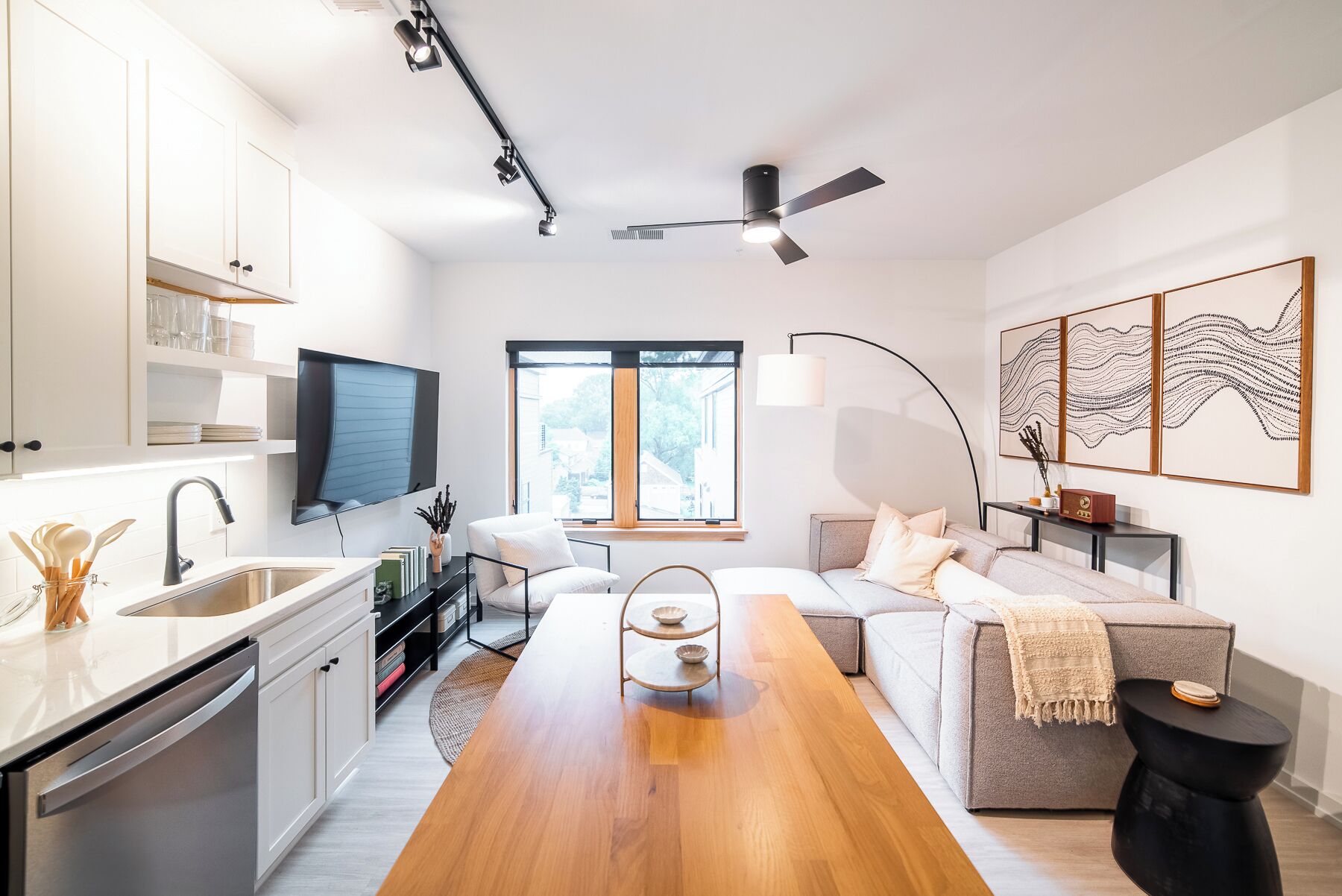 Suite, 1 Queen Bed, Non Smoking | Private kitchen