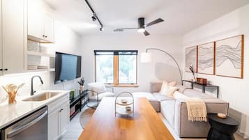 Suite, 1 Queen Bed, Non Smoking | Private kitchen