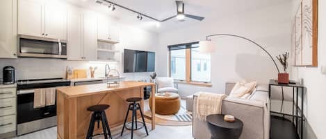 Suite, 1 Queen Bed, Non Smoking | Private kitchen