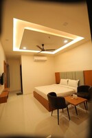 Sistema de insonorización y tabla de planchar con plancha 