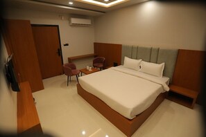 Deluxe Double Room | Soundproofing, iron/ironing board