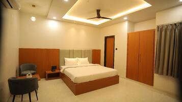 تجهيزات عازلة للصوت ومكواة/لوح كي