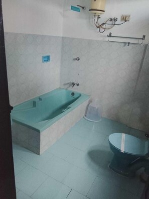 Economy Single Room | Bathroom | Shower, free toiletries, towels, soap