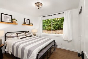 Desk, iron/ironing board, WiFi, bed sheets